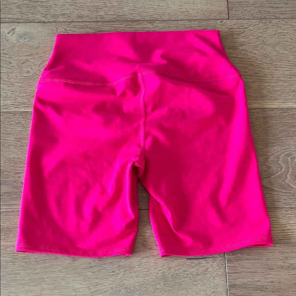 ALO Yoga Women's Bright Pink Bike Shorts - Picture 4 of 4